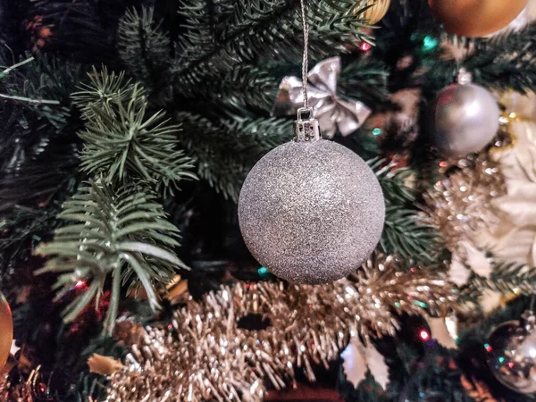 Ezüst Gömb Egy Karácsonyfán — Stock Fotó