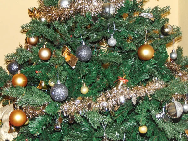 Weihnachtsbaum Mit Goldenen Und Silbernen Kugeln Geschmückt — Stockfoto