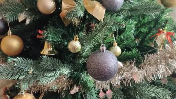 Árbol Navidad Decorado Con Globos Dorados Plateados — Vídeos de Stock