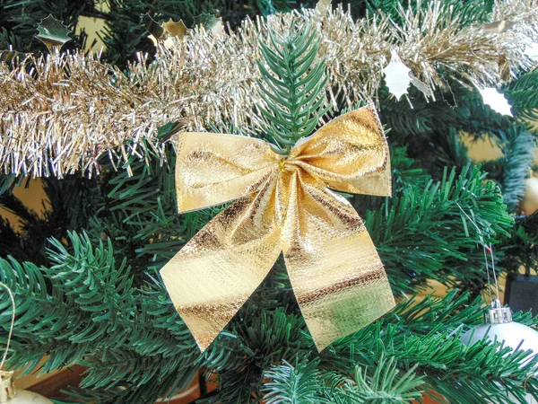 Goldene Schleife Weihnachtsbaum Weihnachtsdekoration — Stockfoto
