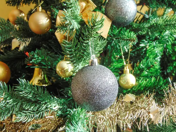 Рождественская Елка Украшена Золотыми Серебряными Шарами — стоковое фото