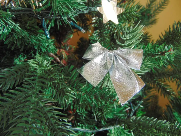 Silberne Schleife Weihnachtsbaum Weihnachtsdekoration — Stockfoto