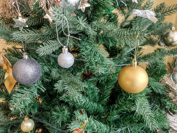 Різдвяна Ялинка Прикрашена Золотими Срібними Кулями — стокове фото