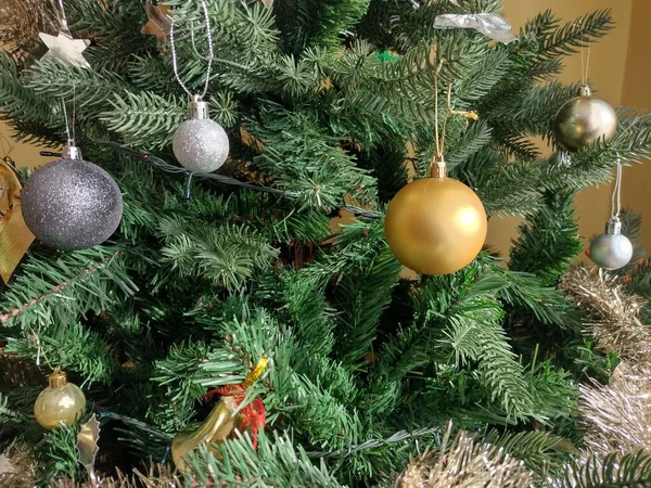 Árbol Navidad Decorado Con Globos Dorados Plateados —  Fotos de Stock