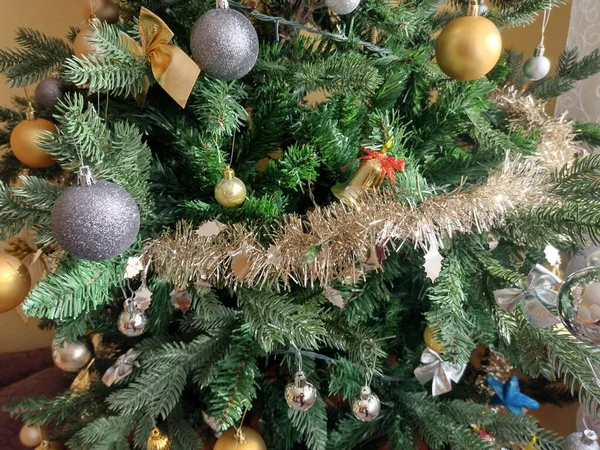 Χριστουγεννιάτικο Δέντρο Διακοσμημένο Χρυσές Και Ασημένιες Σφαίρες — Φωτογραφία Αρχείου