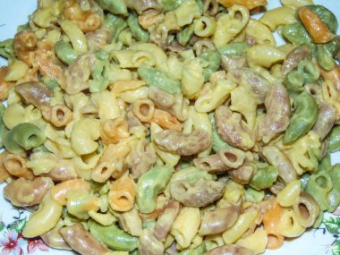 Parmesanlı ve yumurtalı renkli makarna.