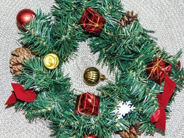 圣诞装饰用的是球 弓和微型礼品盒 — 图库照片