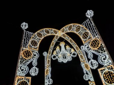 Romanya 'nın Baia Mare şehrinde Noel ışıkları. Noel süslemeleri