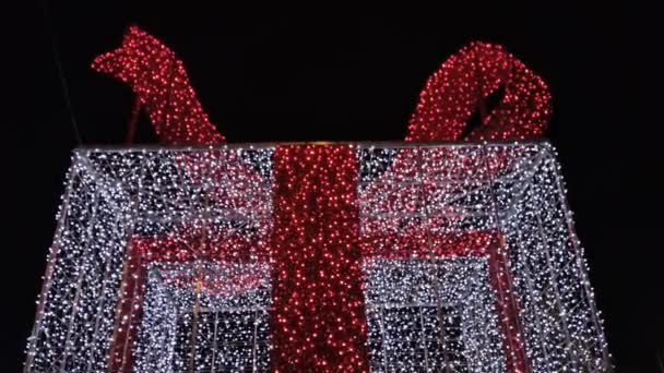 灯做成的大礼品盒 罗马尼亚Baia Mare市的圣诞装饰品 — 图库视频影像
