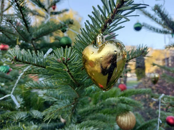 Bola Dunia Berbentuk Hati Pohon Natal — Stok Foto