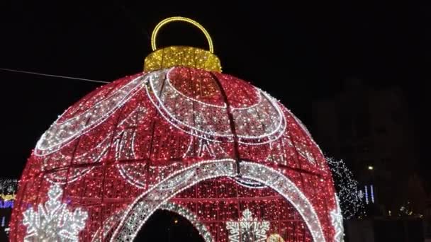 Grande Globo Feito Por Luzes Decorações Natal Baia Mare City — Vídeo de Stock