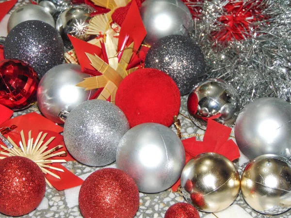 Σφαίρες Για Χριστουγεννιάτικο Δέντρο Και Άλλα Χριστουγεννιάτικα Στολίδια — Φωτογραφία Αρχείου