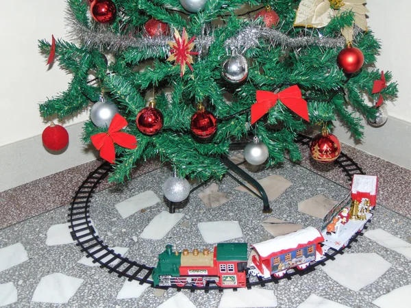 Spielzeugeisenbahn Unter Dem Weihnachtsbaum Platziert — Stockfoto