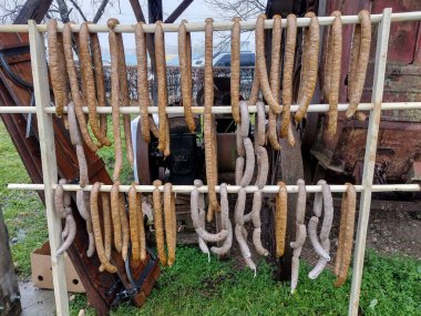 Romanya 'nın Maramures kentinde yapılan domuz sosisleri