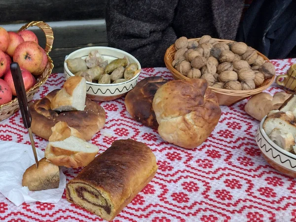 Lahana ruloları, elmalar, cevizler ve diğer gıda ürünleri. Romanya 'nın Maramures ilçesinde