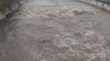 Aralık 'ta akan nehir. Baia Mare kentindeki Sasar Nehri, Romanya