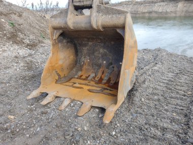 Kazıcı kovası. Büyük makine
