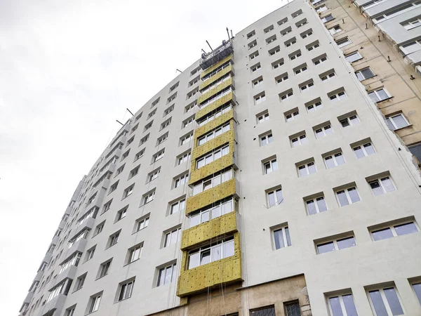 Arbeiter Auf Dem Gerüst Bei Der Wärmedämmung Eines Gebäudes Rumänien lizenzfreie Stockfotos