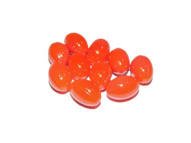 Beyaz arkaplan üzerinde izole A vitamini kapsülleri