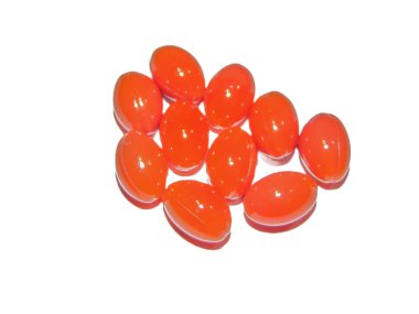 Beyaz arkaplan üzerinde izole A vitamini kapsülleri