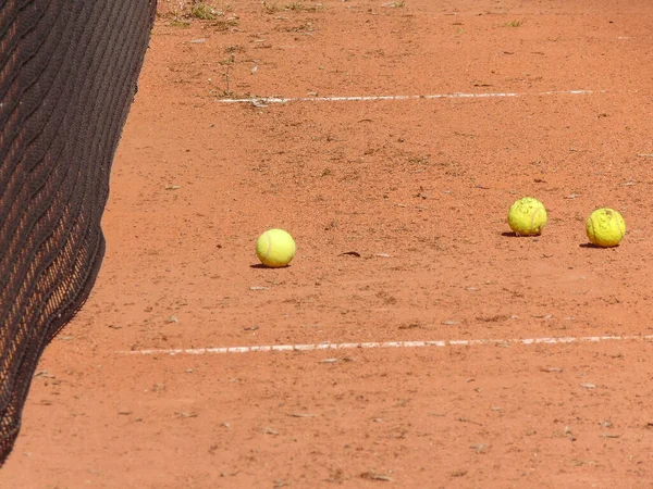 Amatör Tenis Kortunda Tenis Topları — Stok fotoğraf