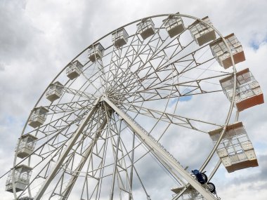 Romanya 'da kulübesi olan büyük dönme dolap.