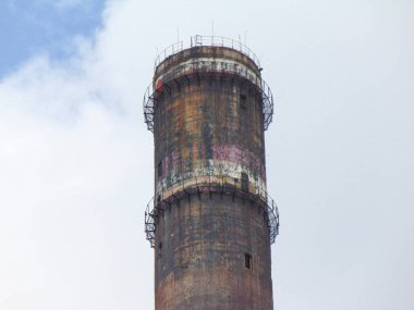 Romanya 'nın Baia Mare kentinde eğlenceli olmayan eski bir sanayi kulesi. Kule yaklaşık 351 metre yüksekliğinde.