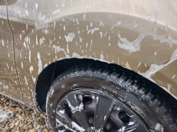 洗车的时候洗车 — 图库照片
