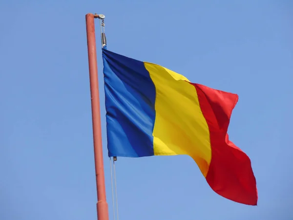 Rumäniens Flagga Viftar Skyn Stockbild