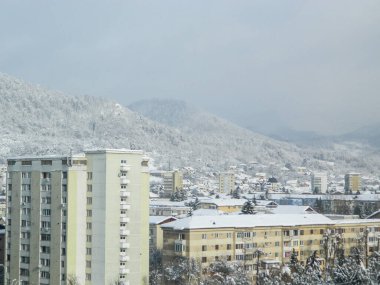 Ocak 2019 'da Romanya' nın Baia Mare kentinde binalar ve kar yağdı