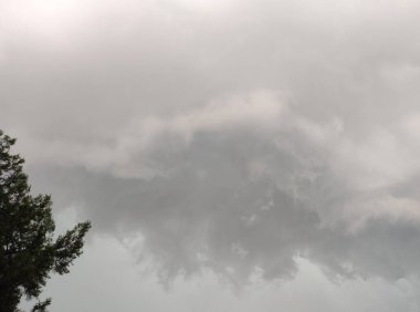 Romanya 'da gökyüzü yağmur bulutlarıyla dolu. Yağmur geliyor.