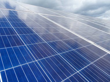 Güç güneş panelleri. Alternatif temiz yeşil enerji kavramı