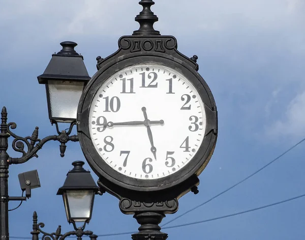 Часы Улице Городе Байя Маре Румыния — стоковое фото