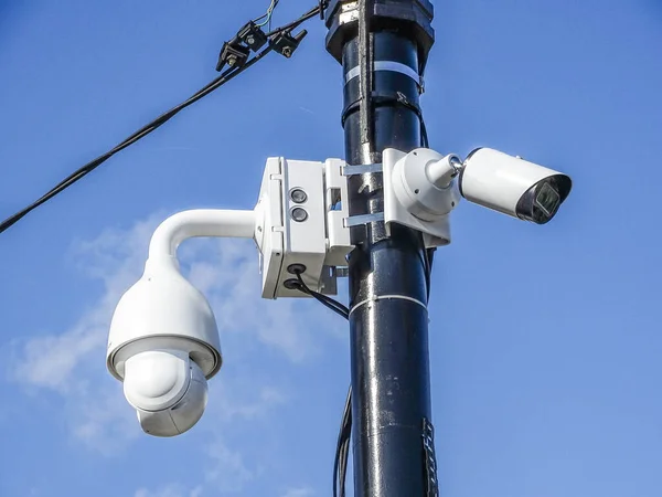 Şehirdeki Bir Direkte Güvenlik Kamerası Var — Stok fotoğraf