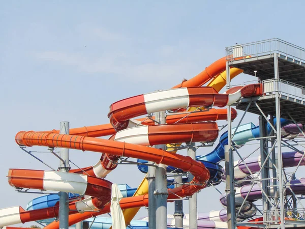 Aquapark 'ın slaytları. Oradea kenti Romanya 'da Aquapark Nymphaea