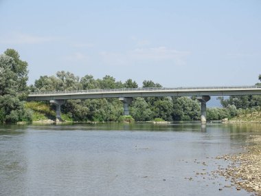 Romanya 'nın Maramures ilçesinde nehir üzerindeki köprü Somes