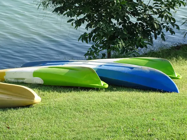 Kayaks Sur Herbe Bord Lac — Photo