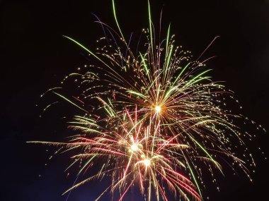 Gökyüzünde havai fişekler. Romanya 'da havai fişek gösterisi