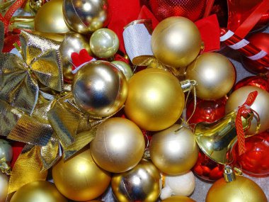 Noel ağacı ve diğer süslemeler için sarı ve kırmızı toplar