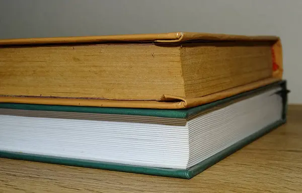 Eski bir kitap ve beyaz sayfalı bir kitap. Eski ve yeni