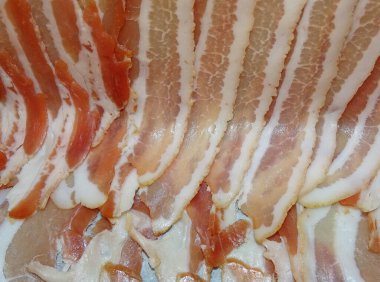 Çiğ domuz pastırması yığını.