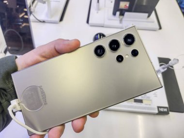 Baia Mare, Romanya - 18 Ocak 2024: Samsung Galaksisi S24 Ultra akıllı telefonu bir kişi elinde bulunuyor