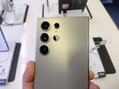 Baia Mare, Romanya - 18 Ocak 2024: Samsung Galaksisi S24 Ultra akıllı telefonu bir kişi elinde bulunuyor