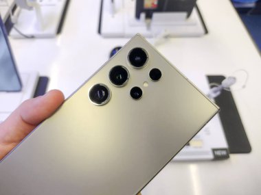 Baia Mare, Romanya - 18 Ocak 2024: Samsung Galaksisi S24 Ultra akıllı telefonu bir kişi elinde bulunuyor