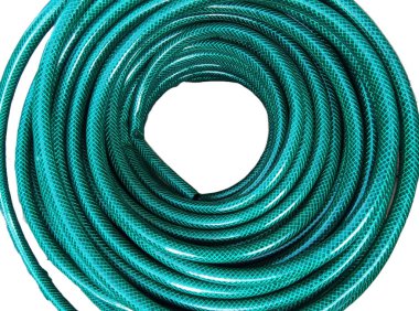 Beyaz arka plan üzerinde izole yeşil hortum