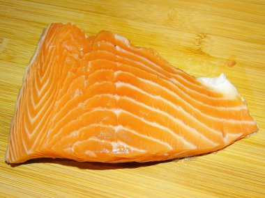 Ahşap arka planda somon filetosu.