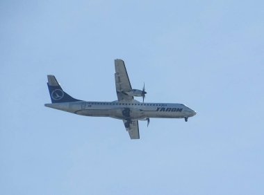 Baia Mare, Romanya - 10 Nisan 2024: Uçuşta Tarom uçağı
