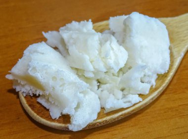 Tahta kaşıkta hindistan cevizi ezmesi