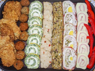 Paskalya 'da hazırlanmış çeşitli aperatifler. Romanya 'nın Maramures ilçesinde