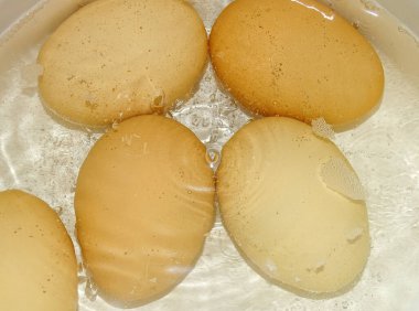 Tencerede haşlanmış tavuk yumurtası.